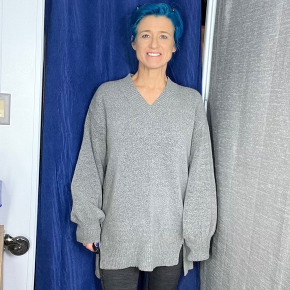 🔥2/$10 |•TIME AND TRU•| Grey V-Neck Balloon Sleeve Sweater Size Large - Picture 6 of 10